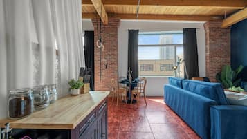 Smart TV, fireplace, books, offices