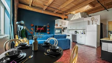 Smart-tv, pejs, bøger, kontorer