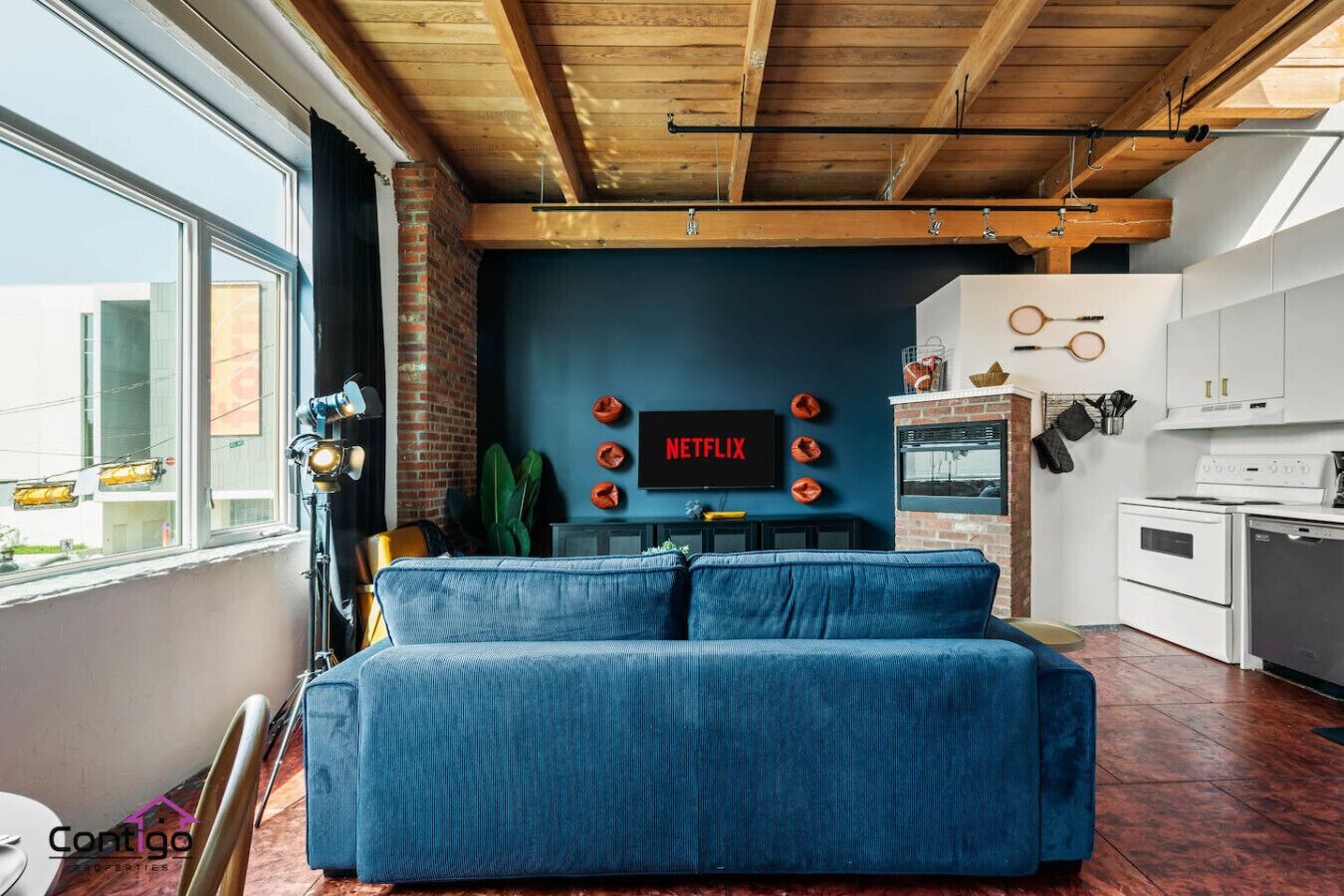 Smart TV, chimenea, libros y oficina 