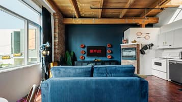 Smart-tv, pejs, bøger, kontorer