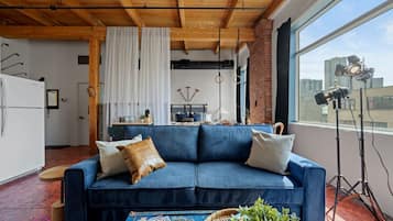 Smart TV, fireplace, books, offices