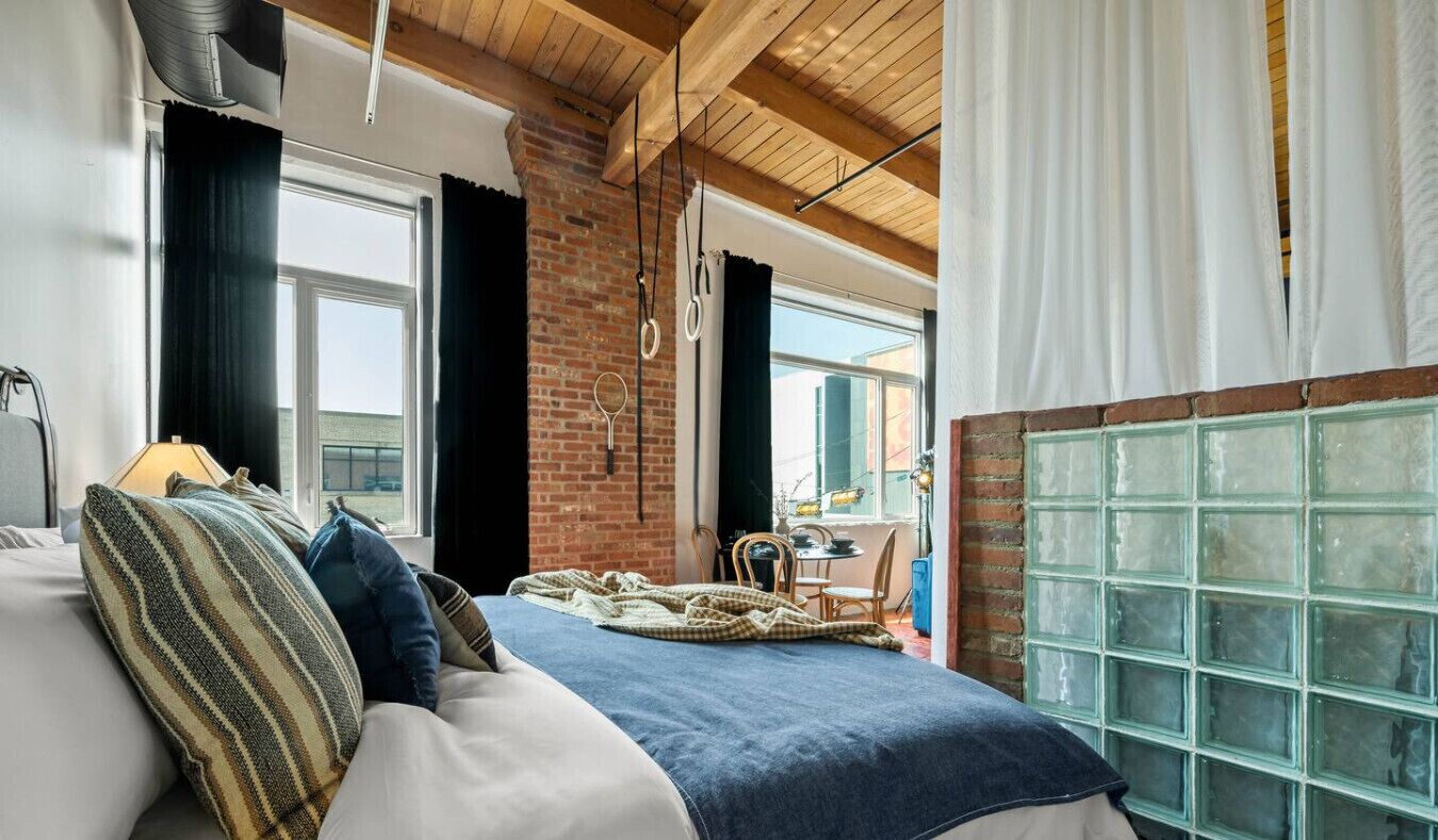 1 habitación, escritorio, tabla de planchar con plancha y cuna de viaje 