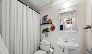 Hair dryer, towels, soap, shampoo - Game Day Getaway | AirCon | 5 min Rogers | Parking (Edmonton)