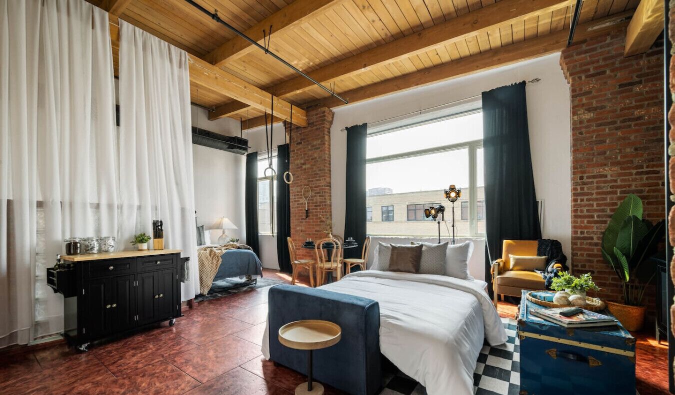 1 dormitorio, escritorio, tabla de planchar con plancha y cuna de viaje