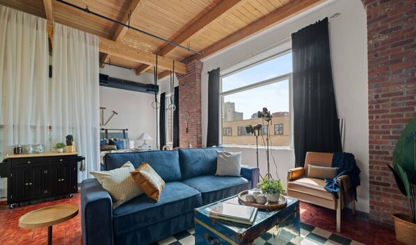 Smart TV, fireplace, books, offices - Game Day Getaway | AirCon | 5 min Rogers | Parking (Edmonton)