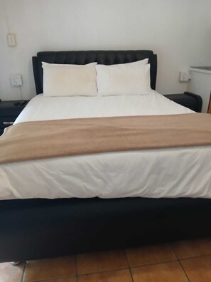 Junior Room, Balcony | In-room safe, iron/ironing board, free WiFi - Oaktree Guest House (Sandton)