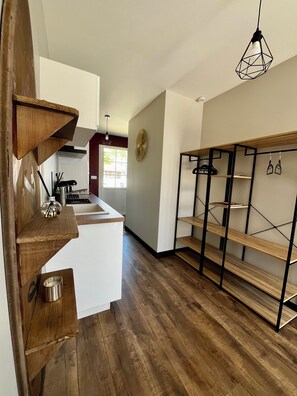 Kühlschrank, Mikrowelle, Ofen, Herdplatte