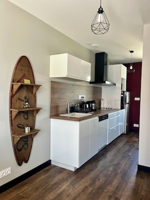 KĂŒhlschrank, Mikrowelle, Ofen, Herdplatte