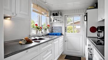 Coffee/tea maker, fridge, oven, stovetop