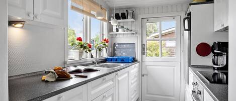 Refrigerador, horno, parrilla de estufa y cafetera y tetera