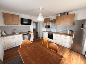 Microondas, horno, placa de cocina, lavavajillas