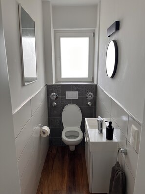 Serviettes fournies, savon, papier toilette