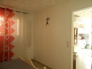 1 chambre, fer et planche à repasser, accès Internet, draps fournis