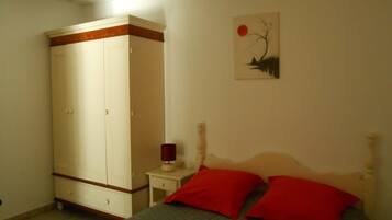 1 habitación, tabla de planchar con plancha, internet y ropa de cama