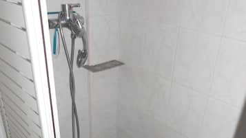 Douche, sĂšche-cheveux, papier toilette