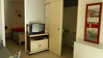 1 sovrum, strykjÀrn/strykbrÀda, internet och sÀngklÀder