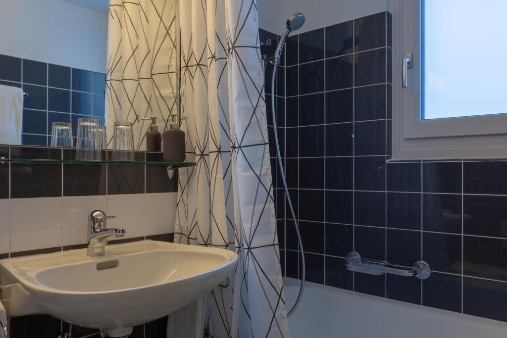 مجففات شعر، مناشف، صابون، شامبو