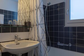 Sèche-cheveux, serviettes fournies, savon, shampoing