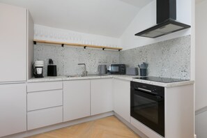 Kühlschrank, Mikrowelle, Ofen, Wasserkocher mit Kaffee-/Teezubehör