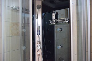 Doccia, asciugacapelli, bidet, asciugamani