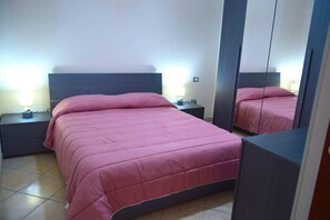 2 bedrooms, iron/ironing board, bed sheets, wheelchair access