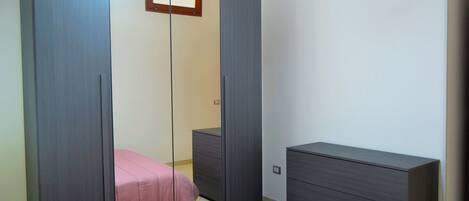 2 soverom, strykejern/-brett, sengetøy og rullestolvennlig