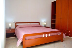 2 bedrooms, iron/ironing board, bed sheets, wheelchair access