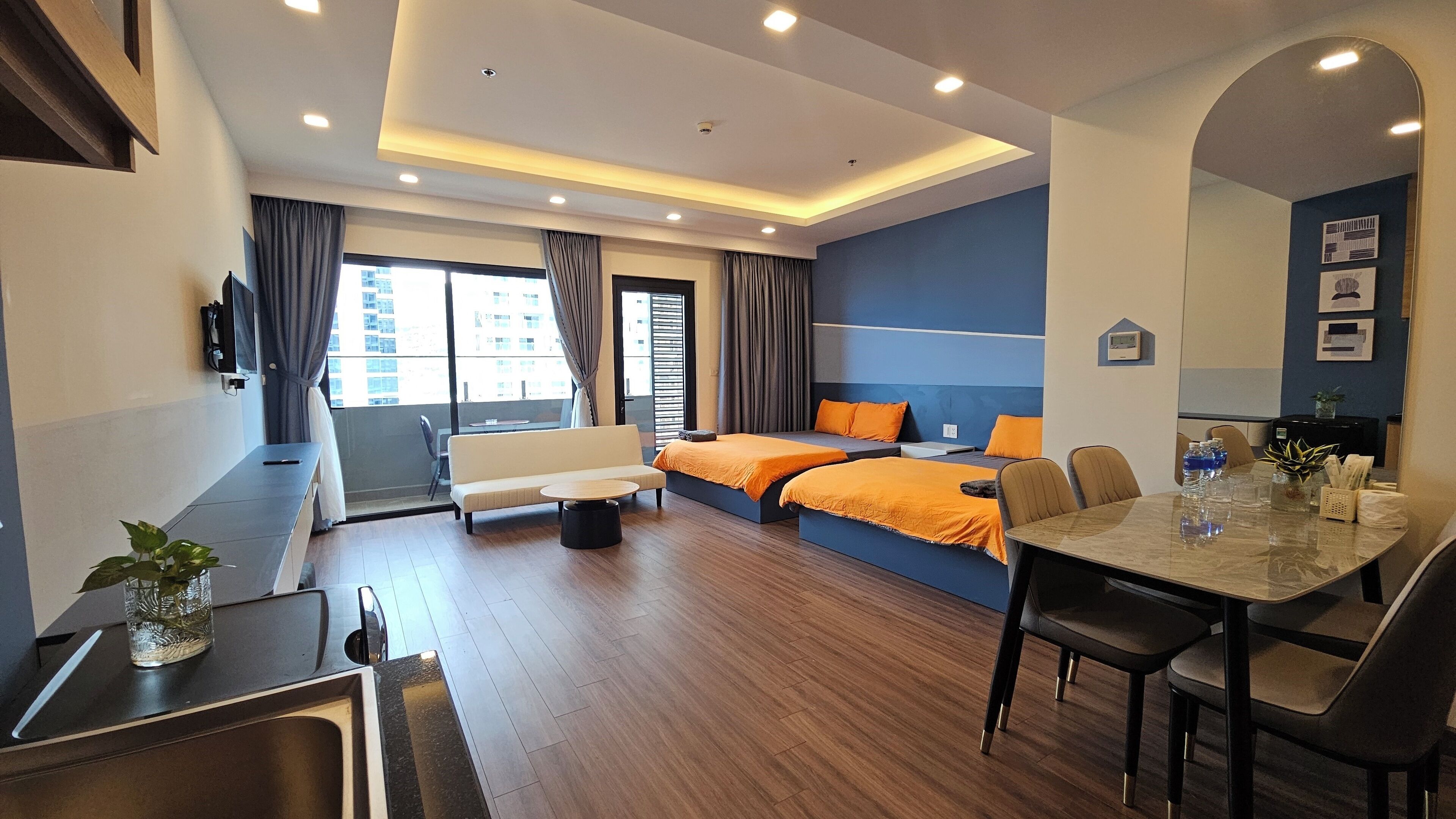 Estudio estándar, balcón, vistas a la playa | Mobiliario individual, cortinas opacas, sistema de insonorización