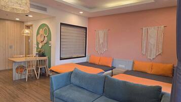 Mobiliario individual, cortinas opacas, sistema de insonorización