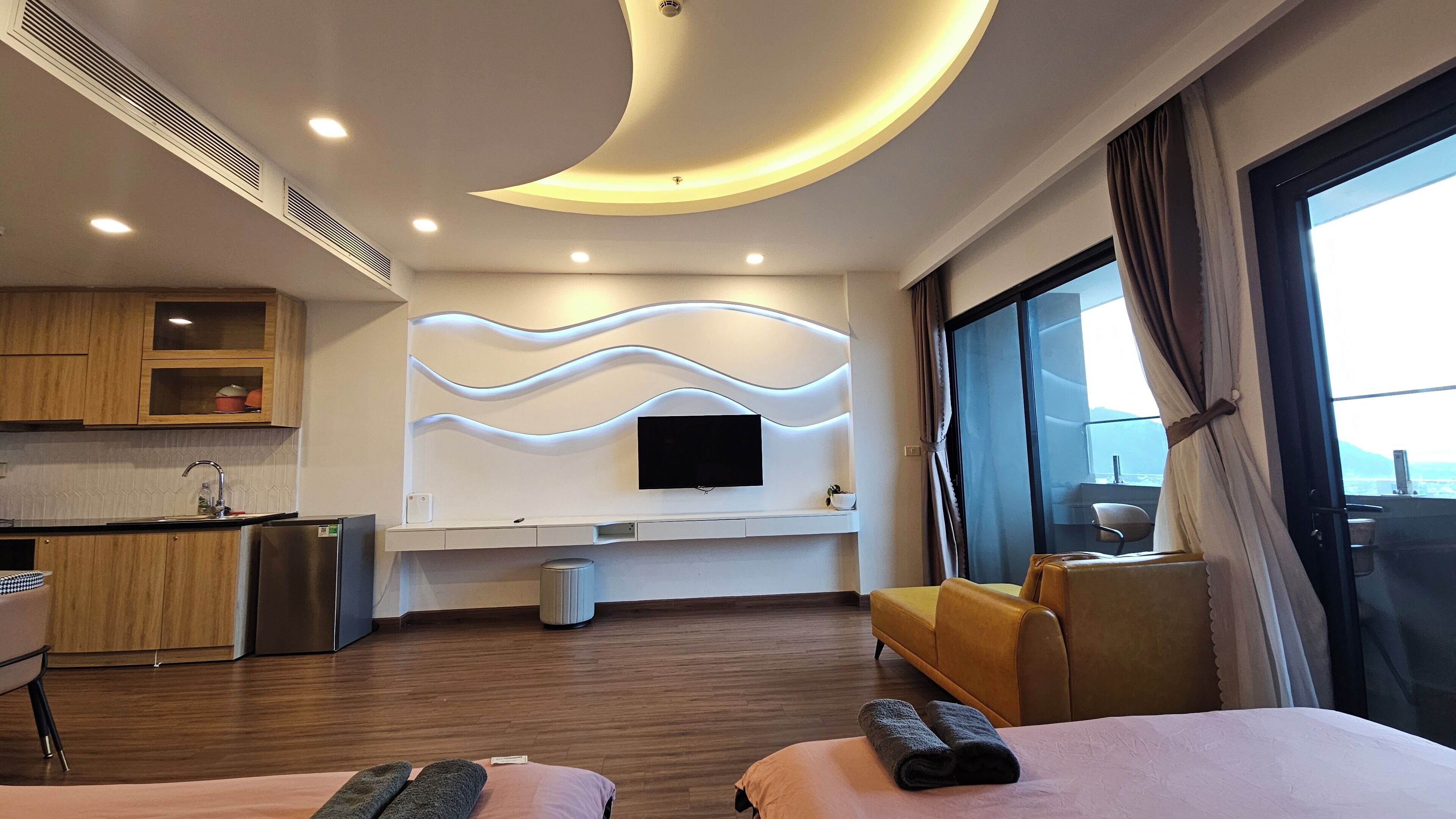 Standard Studio, Balcony, Beach View | Individually furnished, blackout curtains, soundproofing