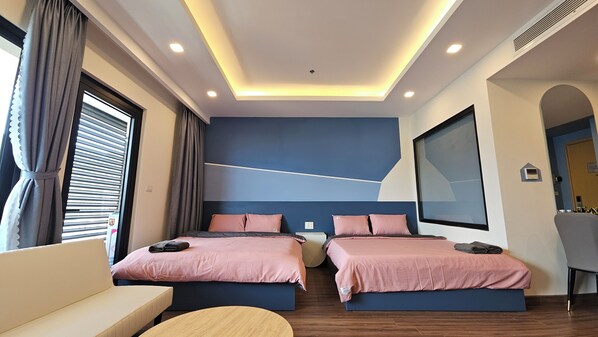 Un dormitorio moderno con dos camas, un sofá y un ventanal con persianas.