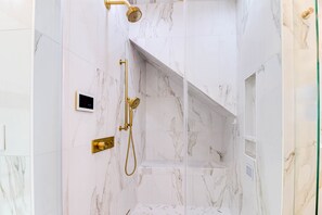 Een douche, een haardroger, handdoeken