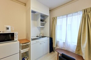 Réfrigérateur, four à micro-ondes, vaisselle et ustensiles