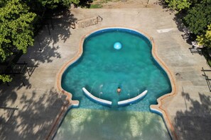 2 outdoor pools