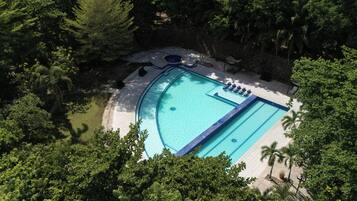 2 outdoor pools