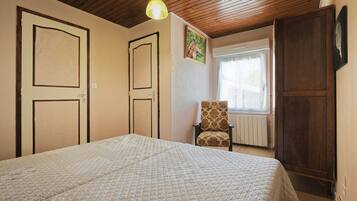 1 habitación, tabla de planchar con plancha, wifi y ropa de cama