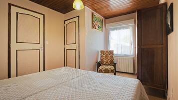 1 habitación, tabla de planchar con plancha, wifi y ropa de cama