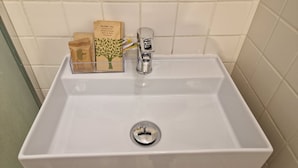 Kamar Klasik | Kamar mandi | Shower, pancuran hujan, perlengkapan mandi gratis, dan pengering rambut