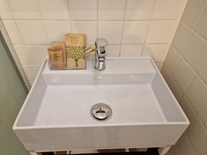 经典客房 | 浴室 | 免费洗浴用品、吹风机、拖鞋、毛巾