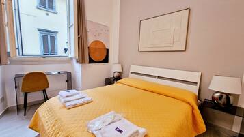 Escritorio, tabla de planchar con plancha y wifi gratis