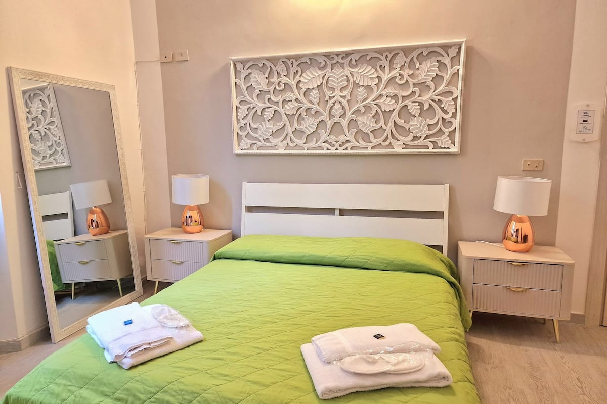 Classic Room | Desk, iron/ironing board, free WiFi