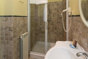 Shower, hair dryer, towels - Room 'Camera Matrimoniale Superior' with Shared Garden, Wi-Fi and Air Conditioning (Bagni di Lucca)