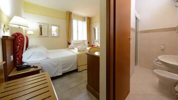 Regadera, secadora de cabello, toallas