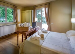 1 bedroom, WiFi, bed sheets - Room 'Superior 1' with Shared Garden, Wi-Fi and Air Conditioning (Bagni di Lucca)