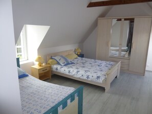 3 bedrooms, iron/ironing board, bed sheets - Charming family home (Melgven)
