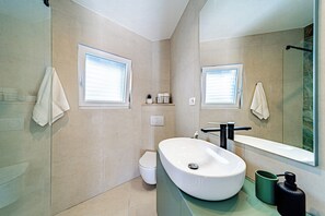 Douche, sèche-cheveux, serviettes fournies, savon