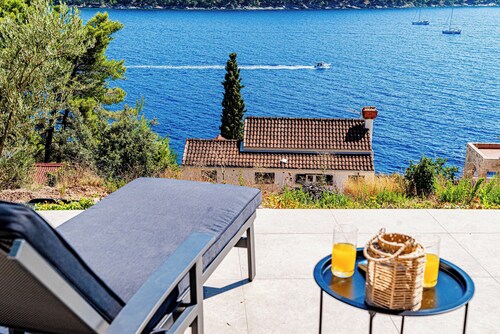 Villa Vita: serene retreat with beautiful sunsets.