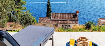 Villa Vita: serene retreat with beautiful sunsets.