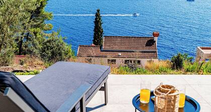 Villa Vita: serene retreat with beautiful sunsets.