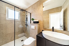 Douche, sèche-cheveux, serviettes fournies, savon